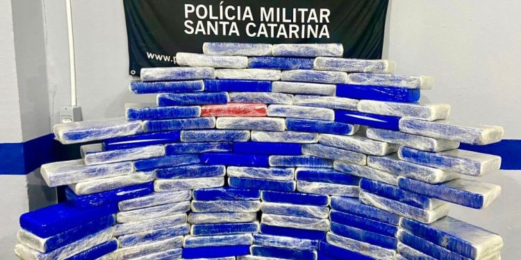 Polícia Militar apreende 103,5 quilos de cocaína e um veículo