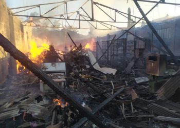 Incêndio de grandes proporções destrói galpão em Brusque