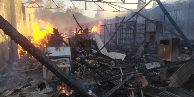 Incêndio de grandes proporções destrói galpão em Brusque