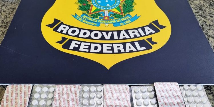 Caminhoneiro é flagrado com 120 comprimidos de rebite na BR-101 em Joinville