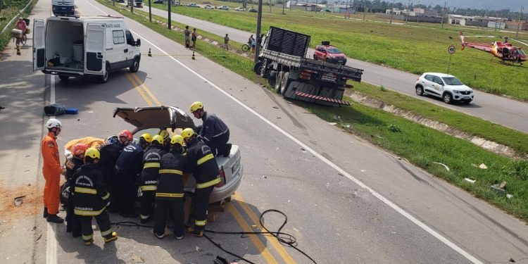 Homem tem ferimentos graves em colisão frontal na rodovia Jorge Lacerda
