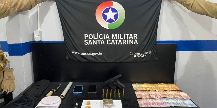 Polícia Militar prende casal por tráfico de drogas e porte ilegal de arma de fogo