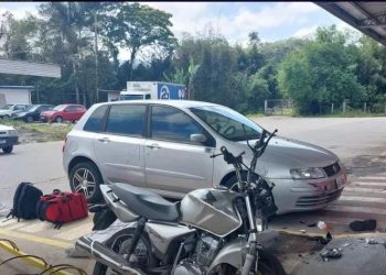Dois motociclistas morrem após colidir contra a parede de supermercado em Gaspar  