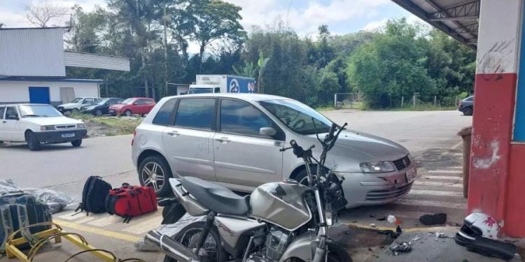 Dois motociclistas morrem após colidir contra a parede de supermercado em Gaspar  