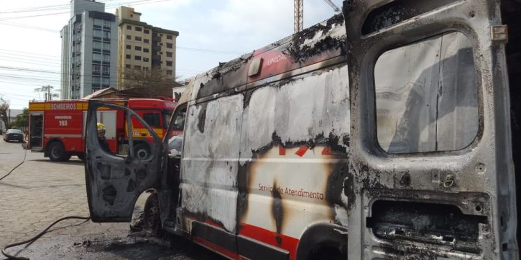 Viatura do SAMU pegou fogo durante atendimento de ocorrência em Balneário Piçarras