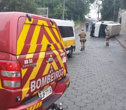 Van escolar com estudantes tomba em Blumenau