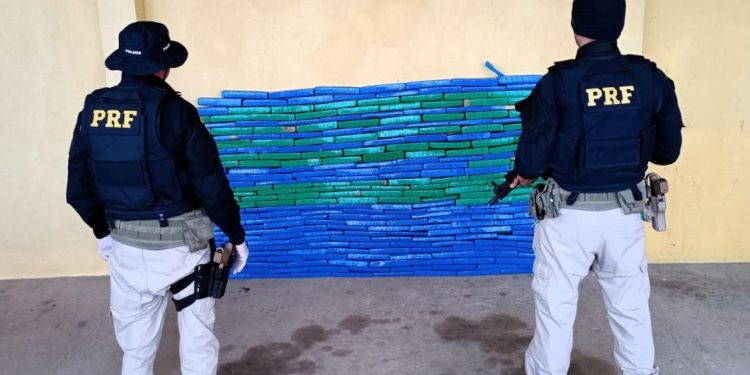 Roubado e com placas clonadas, carro com 240 kg de maconha é interceptado pela PRF