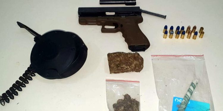 Homem procurado por tráfico é preso com pistola depois de tentar fugir da PRF