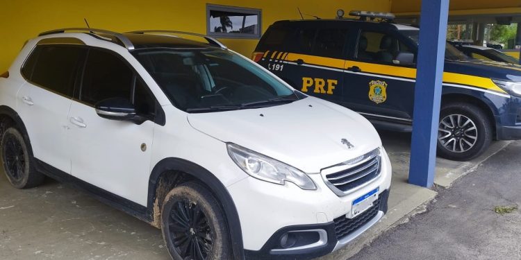 Homem é preso em Joinville quando tentava levar carro furtado ao Paraná