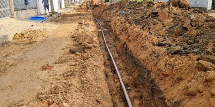 Samae de Nova Trento instala nova rede de água no Trinta Réis