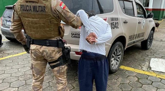 Policia Militar em rondas faz abordagem e cumpre mandado de prisão