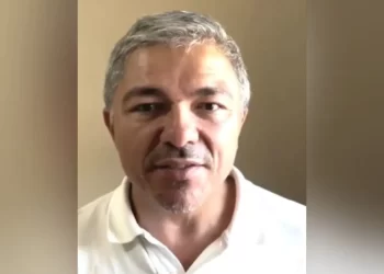 Chega ao aeroporto de Brasília, blogueiro condenado por bomba.