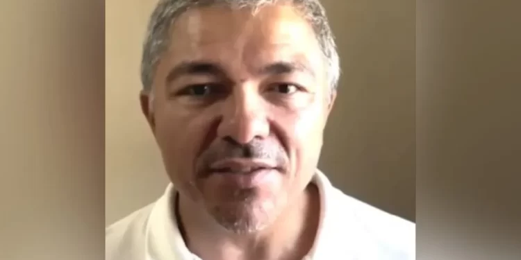 Chega ao aeroporto de Brasília, blogueiro condenado por bomba.