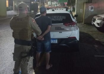 Briga generalizada entre vizinhos termina com um homem gravemente ferido outro preso em Canelinha