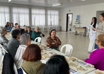Prevenção do câncer bucal é tema de palestra com o grupo de idosos em Canelinha