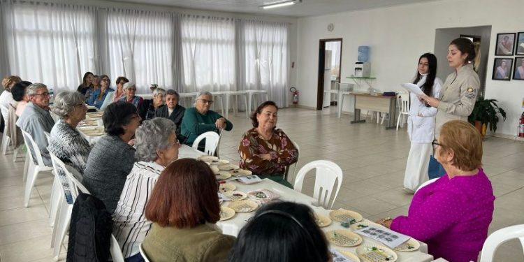 Prevenção do câncer bucal é tema de palestra com o grupo de idosos em Canelinha