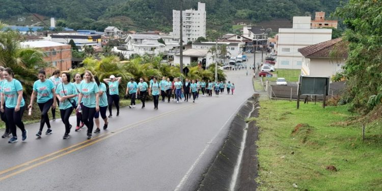 Caminhada Outubro Rosa reúne mais de 100 pessoas em Nova Trento