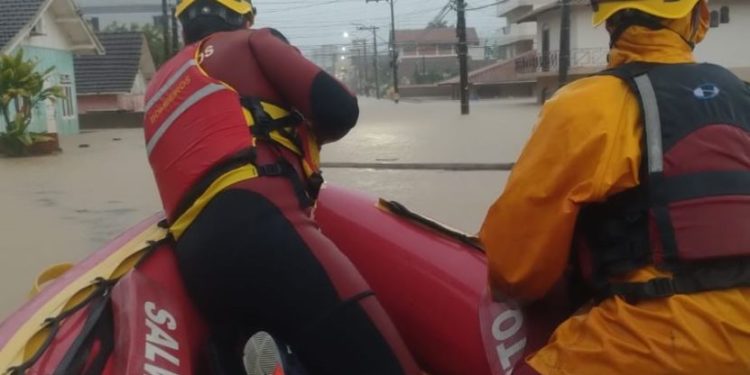 Santa Catarina tem 142 municípios afetados pelas chuvas e 112 em situação de emergência