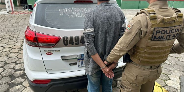 Polícia Militar de São João Batista cumpre mandado de prisão no centro