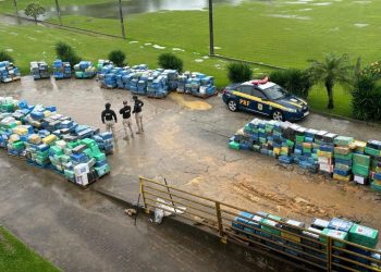 PRF apreende bitrem carregado com toneladas de maconha na Grande Florianópolis