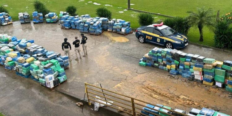 PRF apreende bitrem carregado com toneladas de maconha na Grande Florianópolis