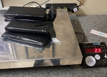 PF prende homem em flagrante no aeroporto de Florianópolis tentando embarcar com droga para a Europa