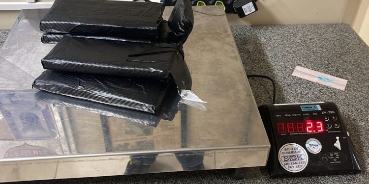 PF prende homem em flagrante no aeroporto de Florianópolis tentando embarcar com droga para a Europa