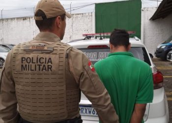 Polícia militar faz abordagem e cumpre mandado de prisão em Porto Belo