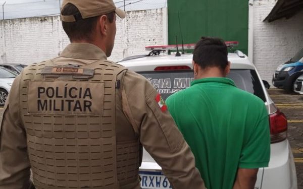 Polícia militar faz abordagem e cumpre mandado de prisão em Porto Belo