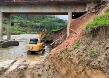 Secretaria de Obras de Nova Trento realiza enrocamento abaixo da ponte João Vanini