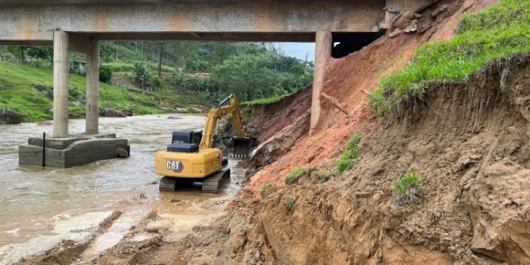 Secretaria de Obras de Nova Trento realiza enrocamento abaixo da ponte João Vanini