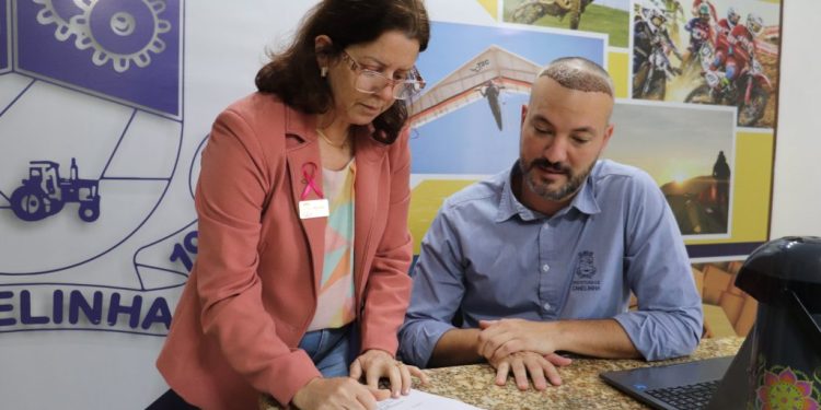 Prefeito assina ordem de serviço para reforma de UBS Olga Maria Weber no Moura