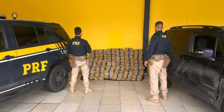 PRF apreende mais de 700 kg de maconha e recupera carro roubado em Biguaçu