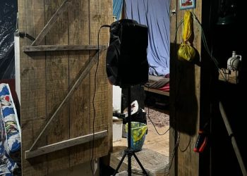 Homem é autuado por perturbação após colocar caixa de som montada em um tripé e voltada para a vizinhança