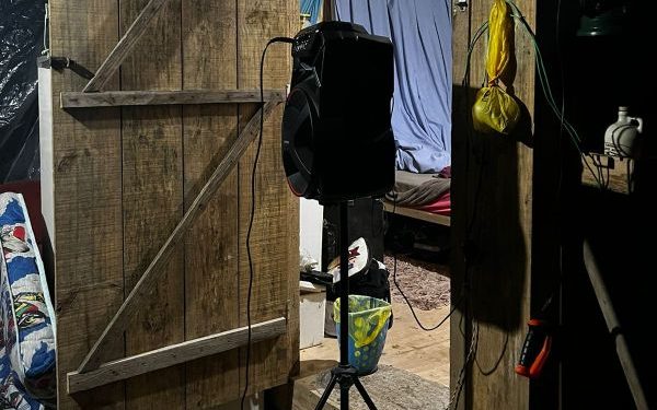 Homem é autuado por perturbação após colocar caixa de som montada em um tripé e voltada para a vizinhança