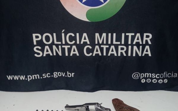 Polícia Militar Prende Homem de 26 Anos por Posse de arma de fogo