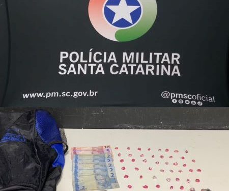 Polícia Militar Prende Homem de 21 Anos após encontrar droga