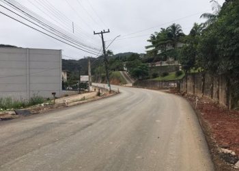 Colocação do asfalto segue mais 400 metros na rua Alferes, bairro Trinta Réis