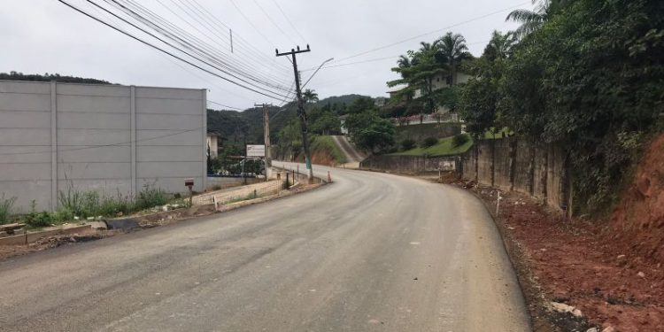Colocação do asfalto segue mais 400 metros na rua Alferes, bairro Trinta Réis