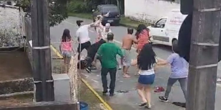 Barulho de escapamento resulta e briga de facão, enxada e pedras em Brusque