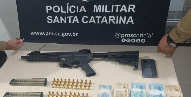 Policia Militar faz abordagem e encontra arma e munições em Porto Belo