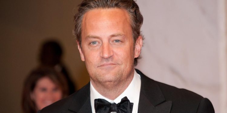 Matthew Perry, renomado por sua interpretação como Chandler na série “Friends”, falece aos 54 anos.