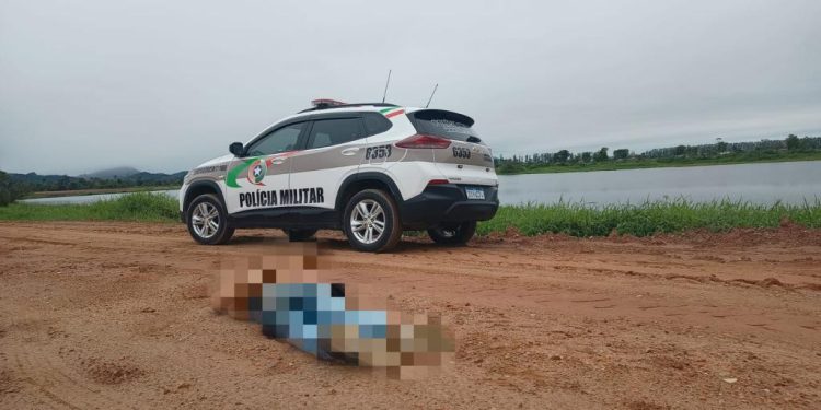 Policia Civil de Tijucas investiga homicídio após corpo encontrado parcialmente desfigurado e marcas de tiros