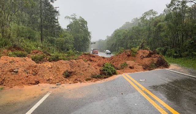SC tem estradas bloqueadas em vários pontos. Confira!