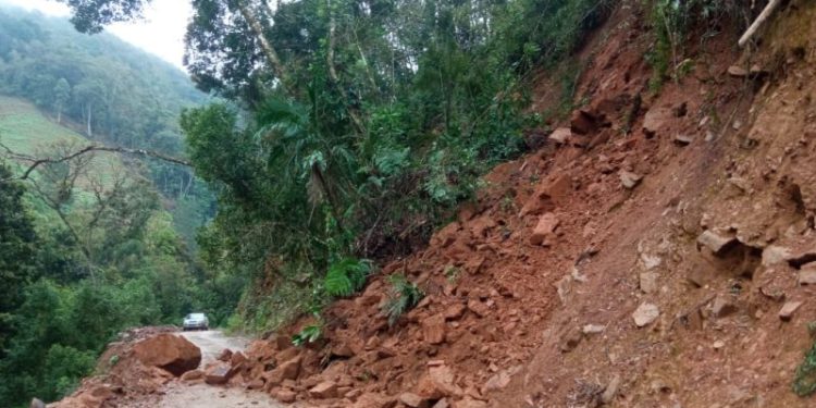 Deslizamentos de terra são registrados nas localidades de Trombudo e Saudade Grande
