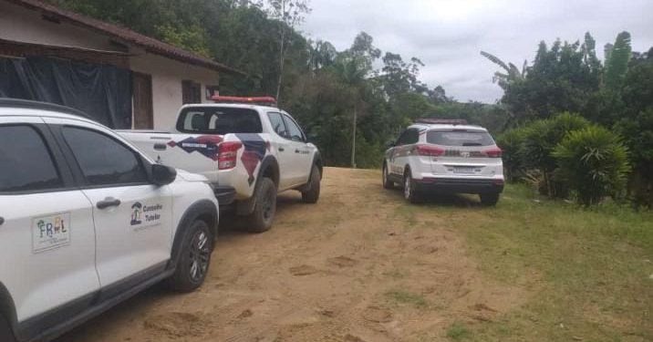 Defesa Civil  de São João Batista orienta moradores a saírem de área de risco no Macaco Branco