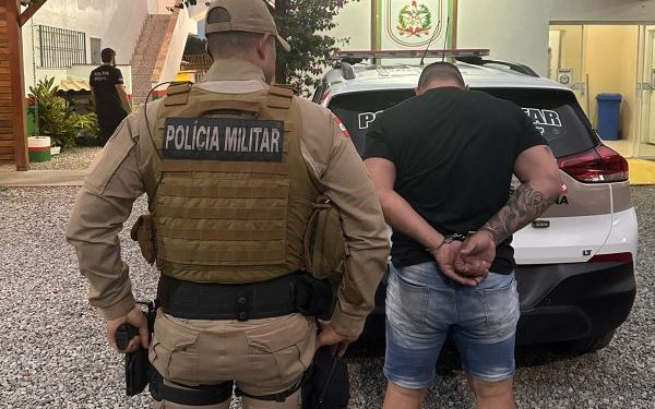 Após denúncias Policia Militar cumpre mandado de prisão