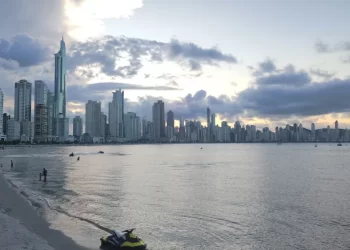 Balneário Camboriú tem maior proporção de mulheres em relação ao homens