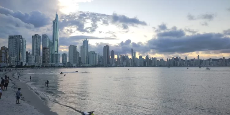 Balneário Camboriú tem maior proporção de mulheres em relação ao homens