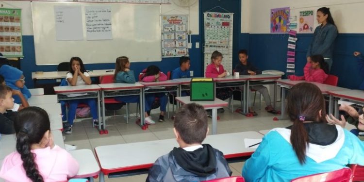 Psicóloga da Secretaria de Educação de Canelinha desenvolve ações nas escolas